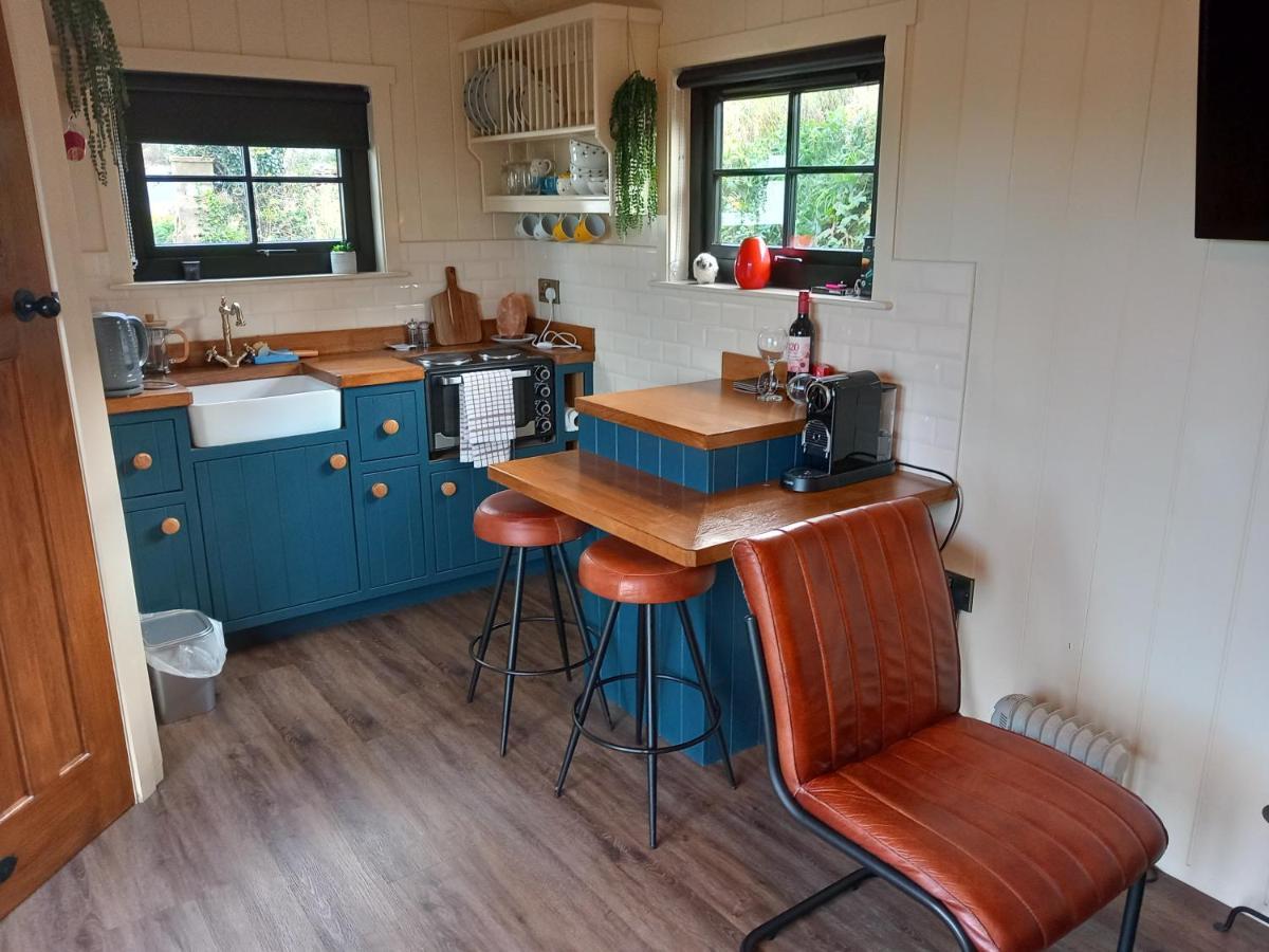 Delightful Shepherds Hut Westport Bagian luar foto